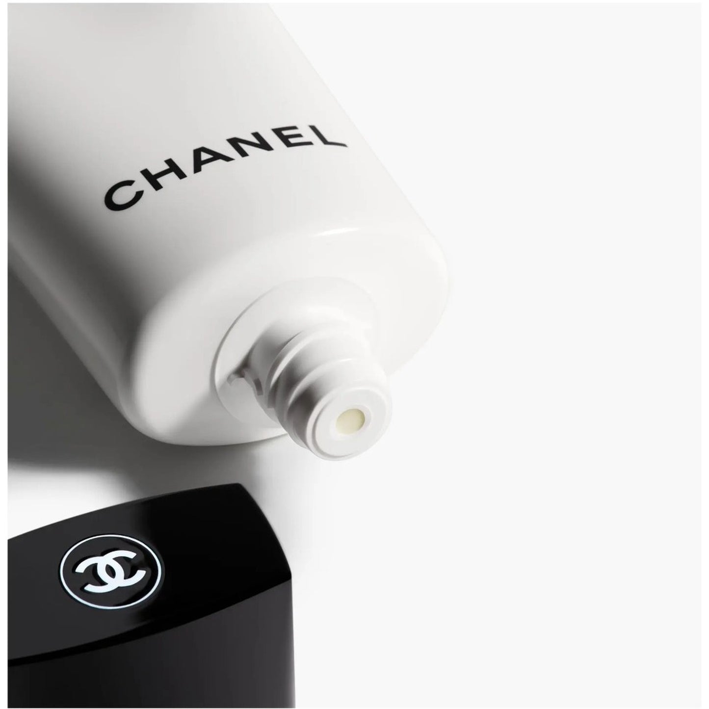 CHANEL La Mousse Camellia Cleansing Cream-to-Foam | Zeenora Pakistan